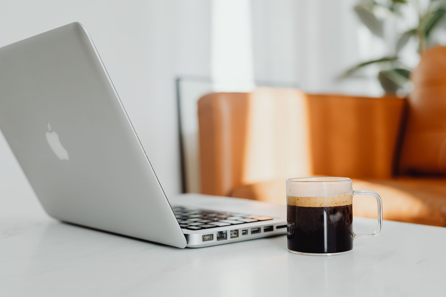 Een knusse werkhoek met een laptop en een kop koffie op een bureau